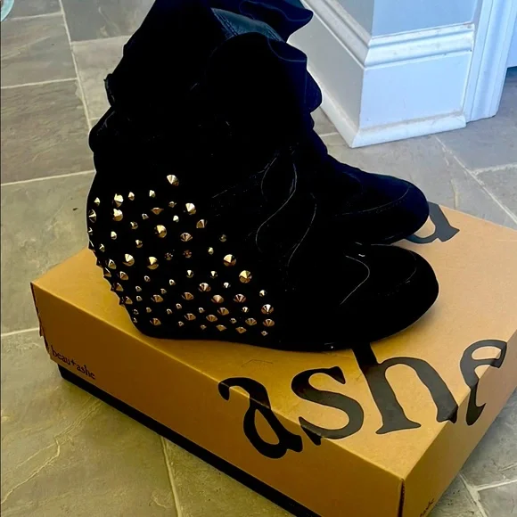 Beau and Ashe Black Studded Wedges - Picture 1 of 3